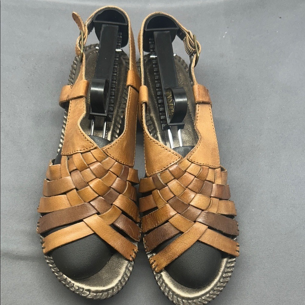 St John's Bay Women's woven‎ sandals.  Size 8.5M. Leather resort wear, casual